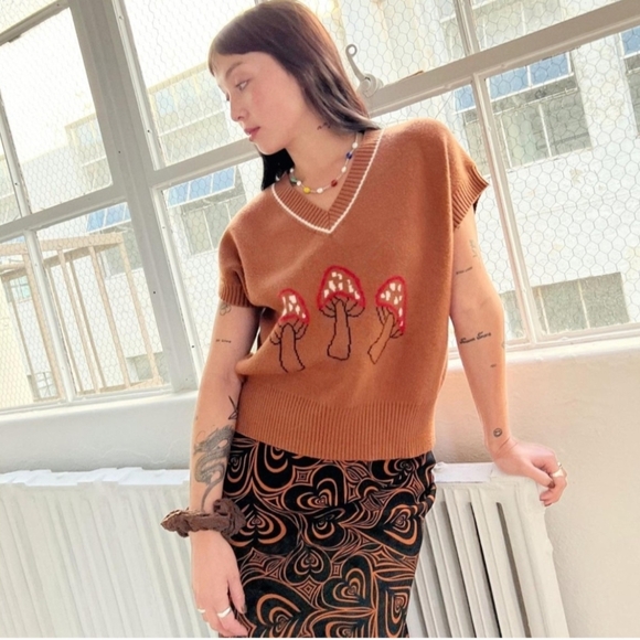 LISA SAYS GAH Fangio Vest in Fungo Camel - Picture 3 of 10